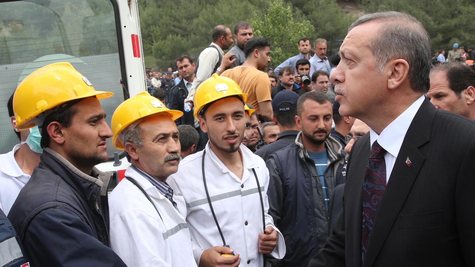 Der türkische Ministerpräsident Recep Tayyip Erdogan spricht nach dem Grubenunglück in Soma mit Hilfskräften.