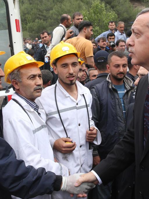 Der türkische Ministerpräsident Recep Tayyip Erdogan spricht nach dem Grubenunglück in Soma mit Hilfskräften.