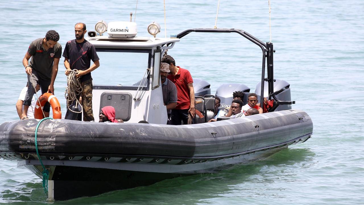 Überlebende eines Bootsunglücks vor der Küste Libyens werden zur Küste gebracht