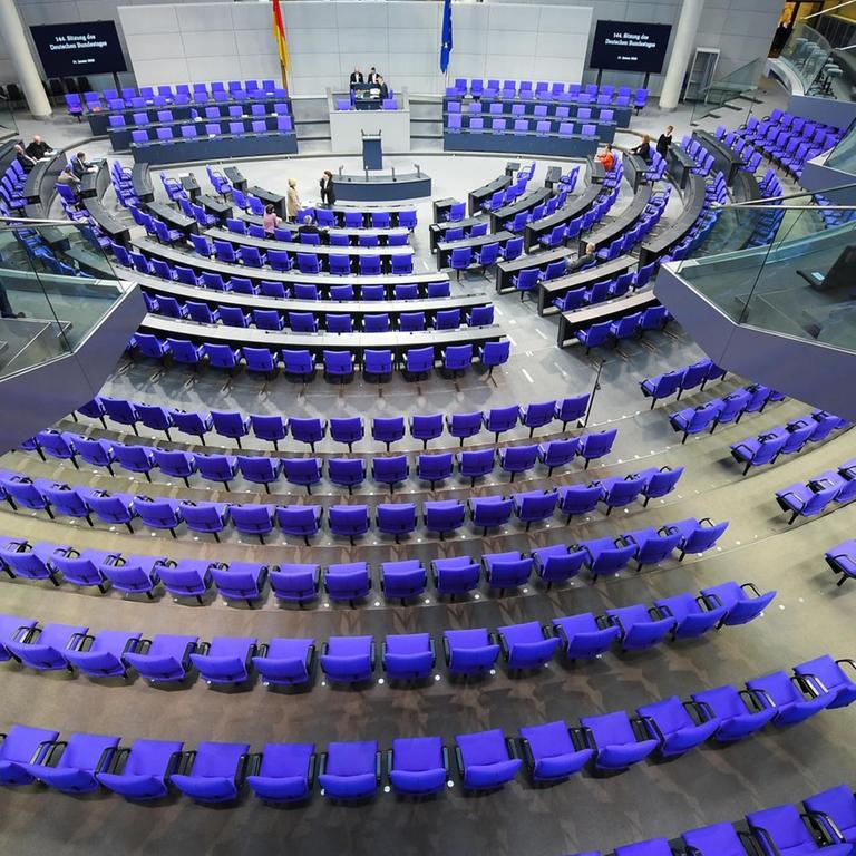 Der Plenarsaal im Reichstagsgebäude vor einer Sitzung des Deutschen Bundestages. 