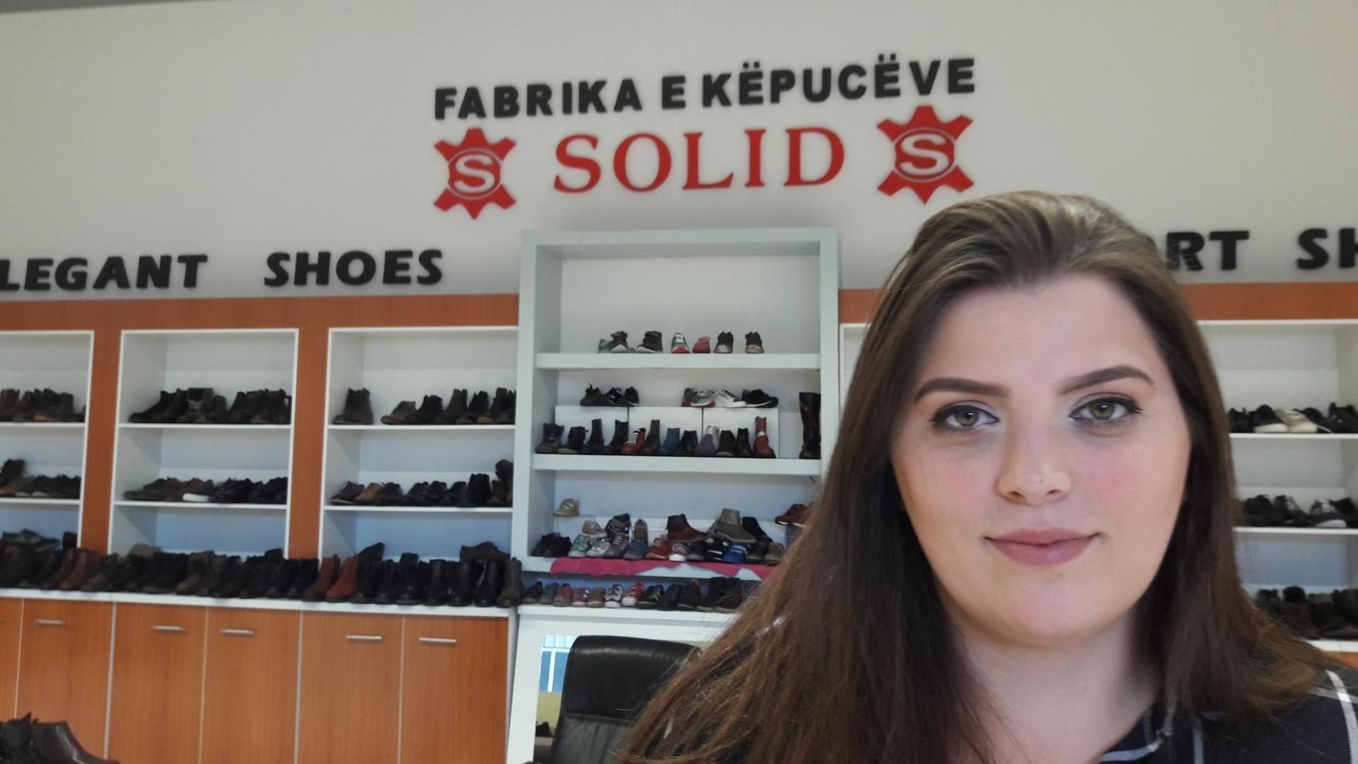 Gresa Kuqi, Juniorchefin von "Solid Shoes", steht in ihrem Schuhgeschäft in Suhareka. Ihre Familie führt die erste private Schuhfabrik im Kosovo.
