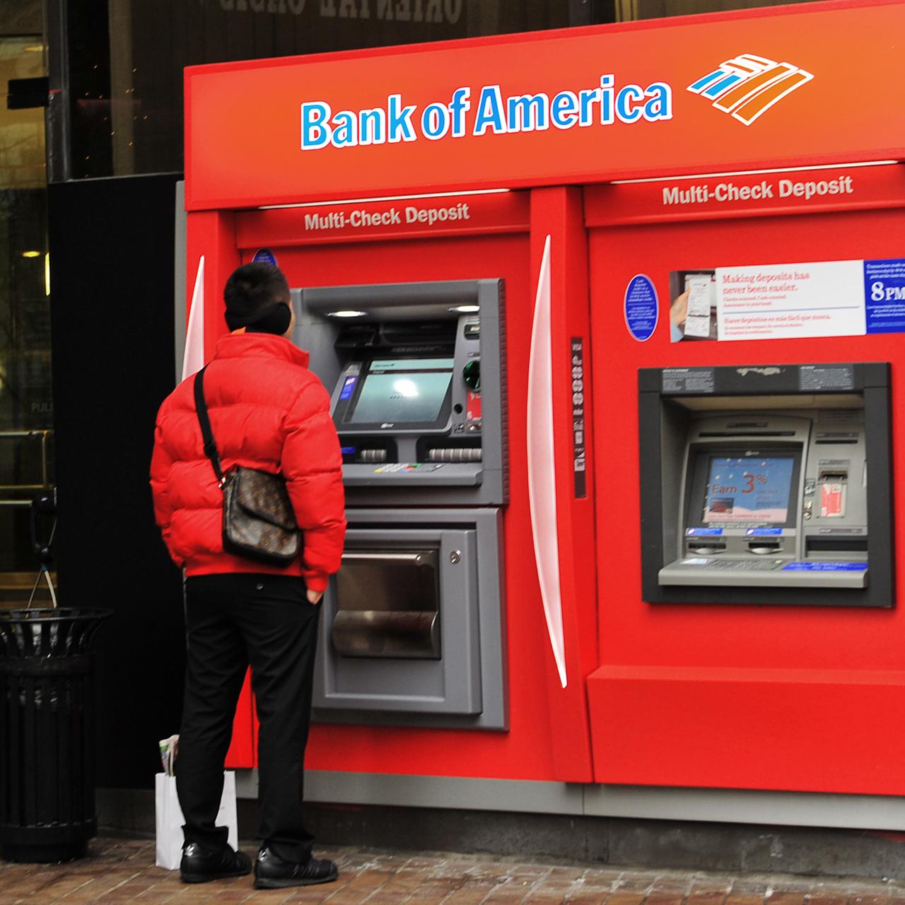 Ein Mann steht an einem Bankautomaten der Bank of America.