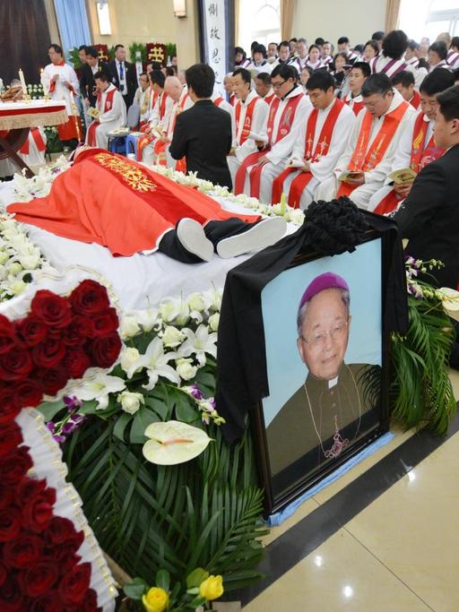 Begräbnisgottesdienst des ehemaligen Kopfs der katholischen Untergrundkirche in Shanghai, Bischof Joseph Fan Zhongliang am 22. März 2014