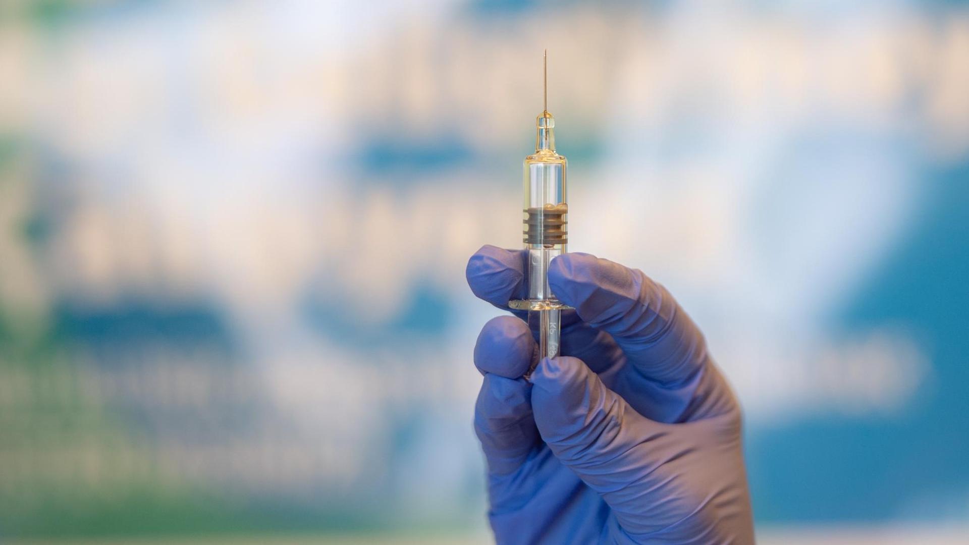 Impfstoff des Unternehmens Sinovac Biotech. Das Mittel wird zurzeit in der 3. Phase getestet.