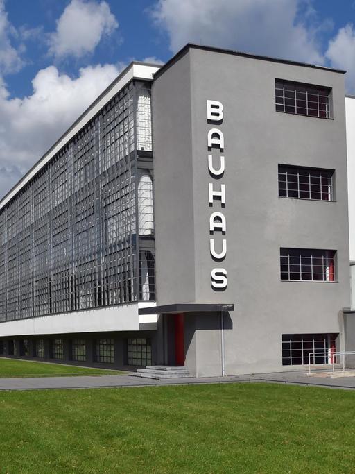 Blick auf das historische Bauhaus-Ensemble in Dessau (Sachsen-Anhalt), aufgenommen am 07.09.2015.