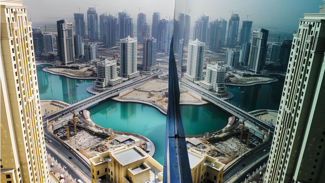 Dubai City in den Vereinigten Arabischen Emiraten spiegelt die Herausforderungen nachhaltiger urbaner Entwicklung wider