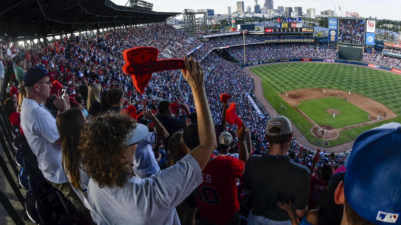 Auf diesem Bild aus dem Jahr 2016 feuern Fans der Atlanta Braves ihre Spieler mit einem sogenannten Tomahawk Chop aus Schaumstoff an.