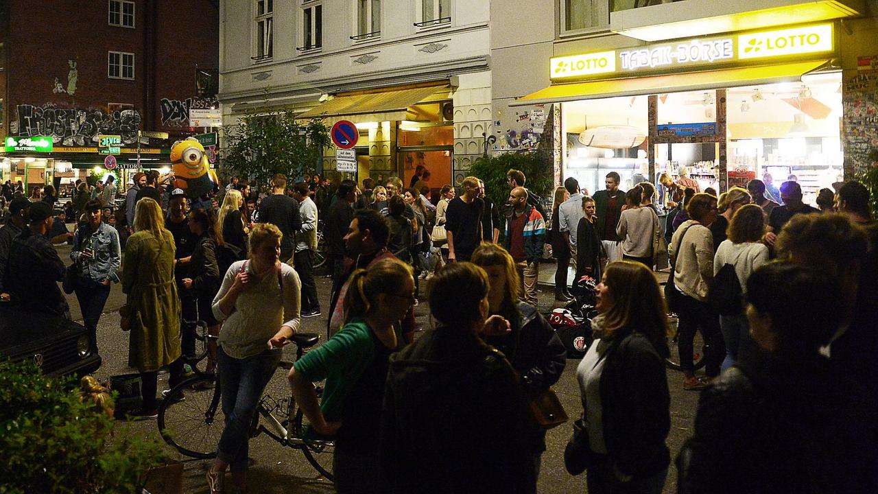Junge Menschen stehen und sitzen am 20.08.2015 in Hamburg nachts auf der Straße Beim Grünen Jäger vor einem Kiosk. 