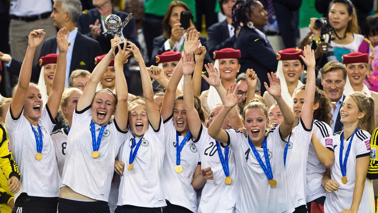 Die deutschen U20-Fußballerinnen sind Welt-Meister. Die deutschen U20-Fußballerinnen sind Welt-Meister.