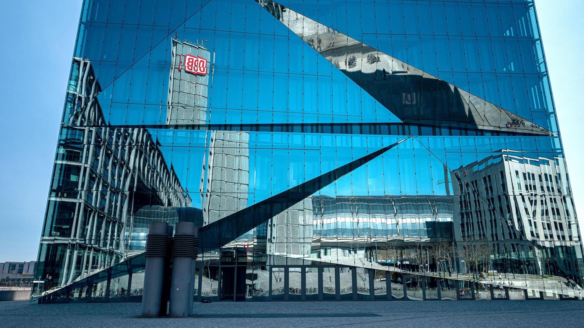 Die Glasfassade des innovativen Bürohaus The Cube am Hauptbahnhof in Berlin | Verwendung weltweit
