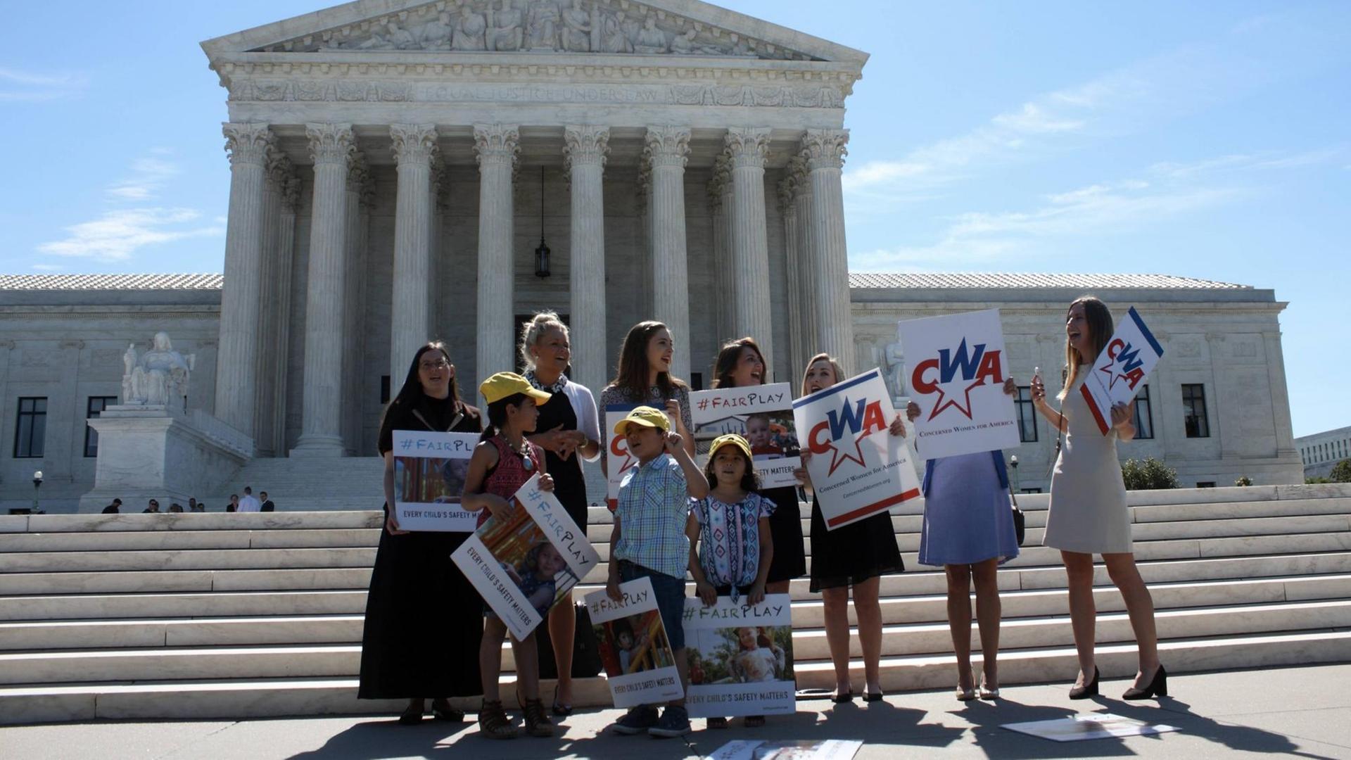 Frauen protestieren am 26. Juni vor dem Supreme Court in Washington dafür, dass ein kirchlicher Kindergarten staatliche Zuschüsse erhält.