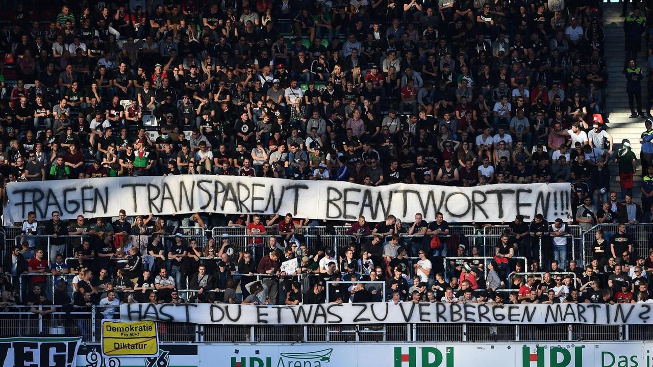 Hannovers Fans fordern mit einem Plakat mehr Transparenz.