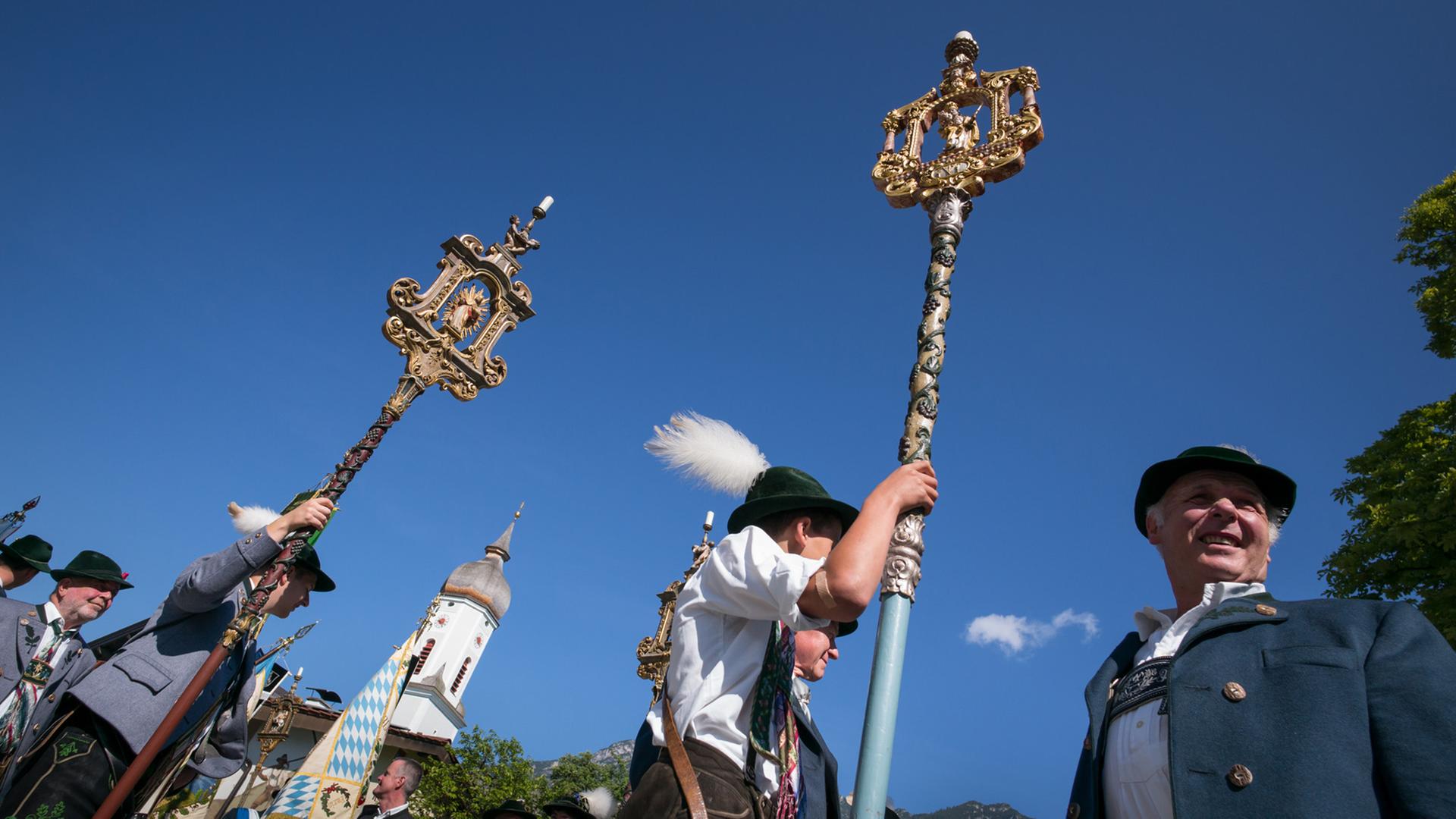 Katholiken ziehen mit ihren Trachten, bunt bestickten Fahnen und prächtig geschmückten Altären anlässlich der Fronleichnamsprozession durch Garmisch-Partenkirchen Katholiken ziehen mit ihren Trachten, bunt bestickten Fahnen und prächtig geschmückten Altären anlässlich der Fronleichnamsprozession durch Garmisch-Partenkirchen