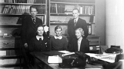 Liisi Oterma (1920-2001) (Mitte) auf einer Aufnahme von 1943, Yrjö Väisälä steht hinten links