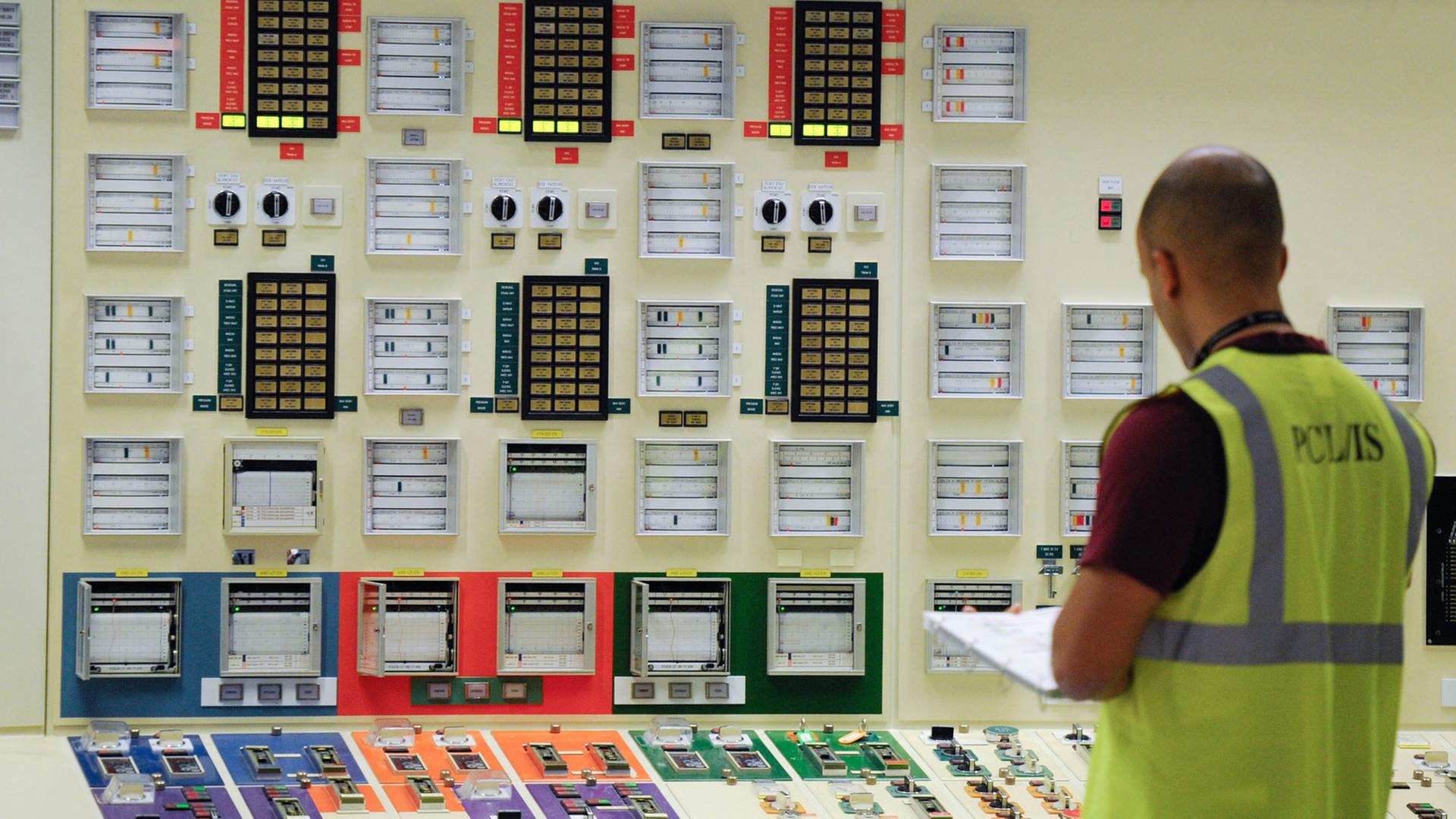Ein Mitarbeiter von "Electricité de France" im Atomkraftwerk Fessenheim während einer Notfallübung.