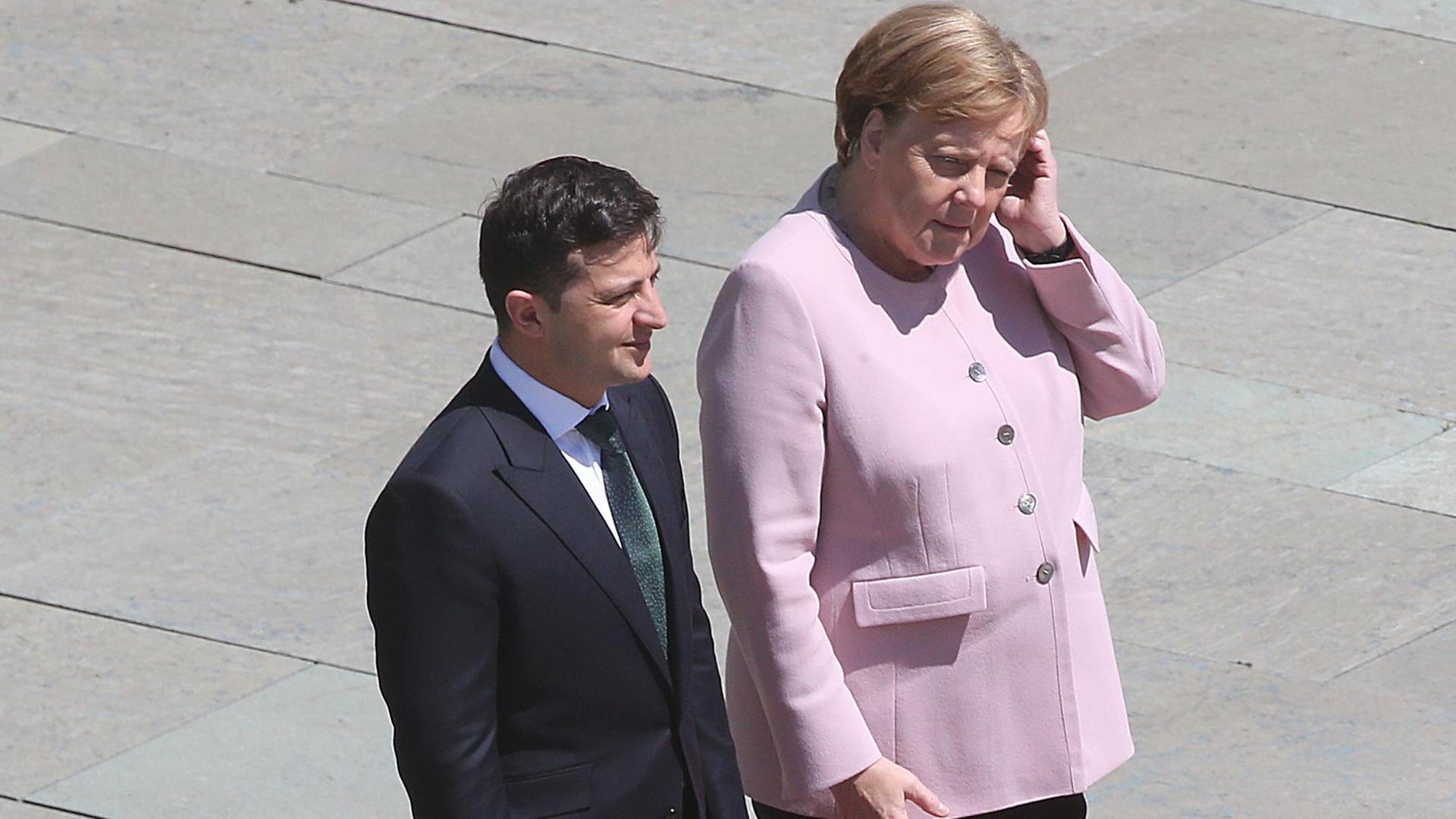 Bundeskanzlerin Angela Merkel (CDU), gekleidet in einem rosa Blazer, zusammen mit Wolodymyr Selenskyj, Präsident der Ukraine, bei seinem Antrittsbesuch in Deutschland vor dem Bundeskanzleramt.