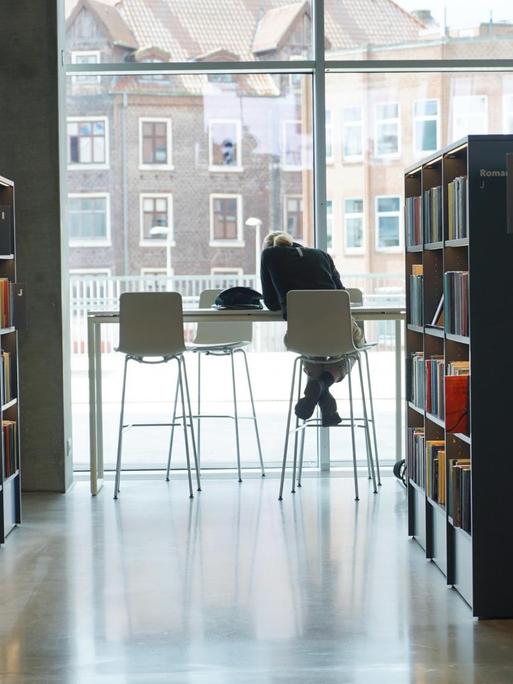 Bücherregale in einer Bibliothek.