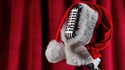Ein Mikrofon mit Weihnachtsmannmütze