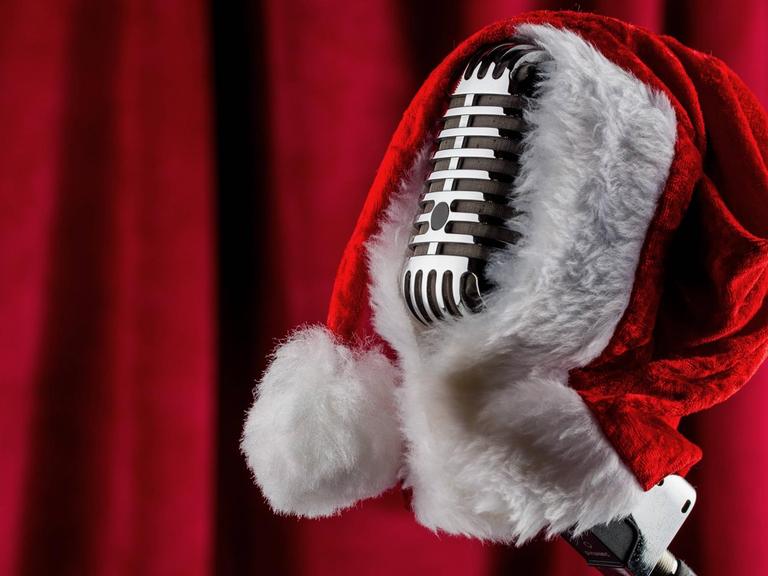 Ein Mikrofon mit Weihnachtsmannmütze