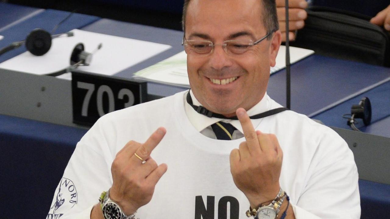Der italienische Europa-Parlamentarier Gianluca Buonanno zeigt im EU-Parlament den "Stinkefinger"