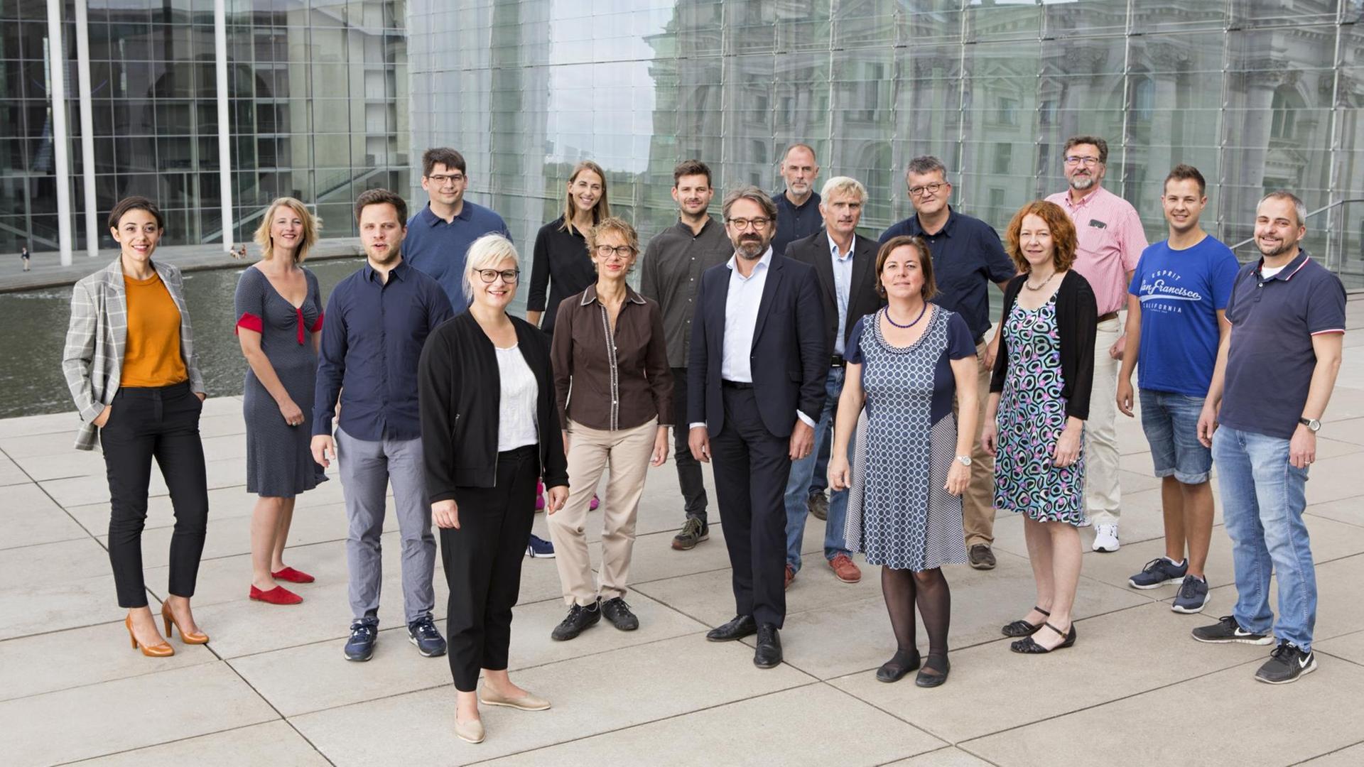 Korrespondentinnen und Korrespondenten vor dem Bundestag
