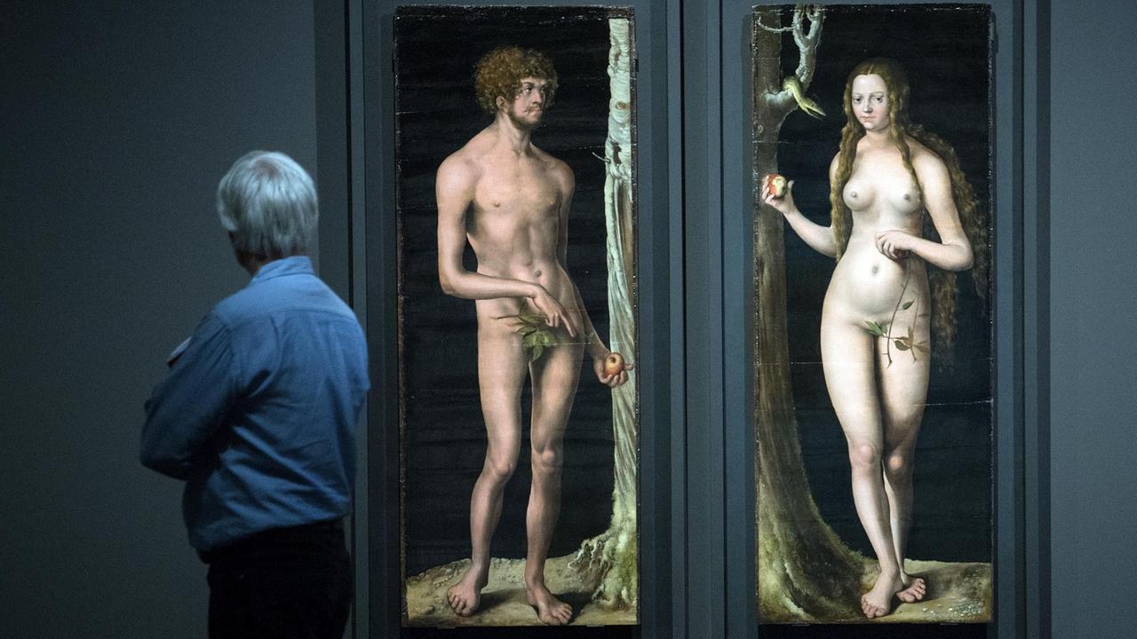 Ein Besucher betrachtet am 06.04.2017 in Düsseldorf (Nordrhein-Westfalen) die Bilder von Adam und Eva um 1508/10 des Renaissance-Maler Lucas Cranach d. Ä. 