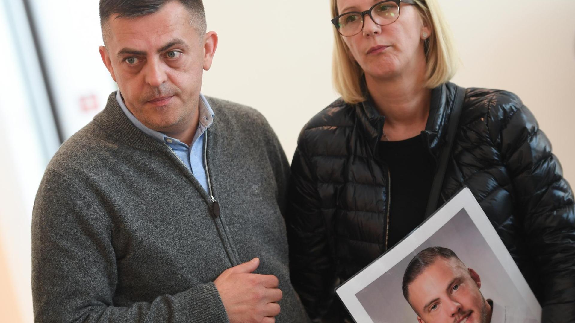 Armin und Dijana Kurtović mit einem Foto ihres ermordeten Sohns Hamza