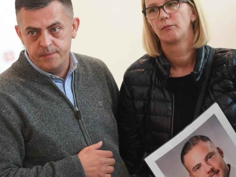 Armin und Dijana Kurtović mit einem Foto ihres ermordeten Sohns Hamza