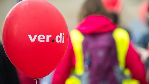 Ein Luftballon mit dem Logo von Verdi schwebt bei einer Kundgebung zum Warnstreik der Gewerkschaften GEW und Verdi im öffentlichen Dienst in der Luft