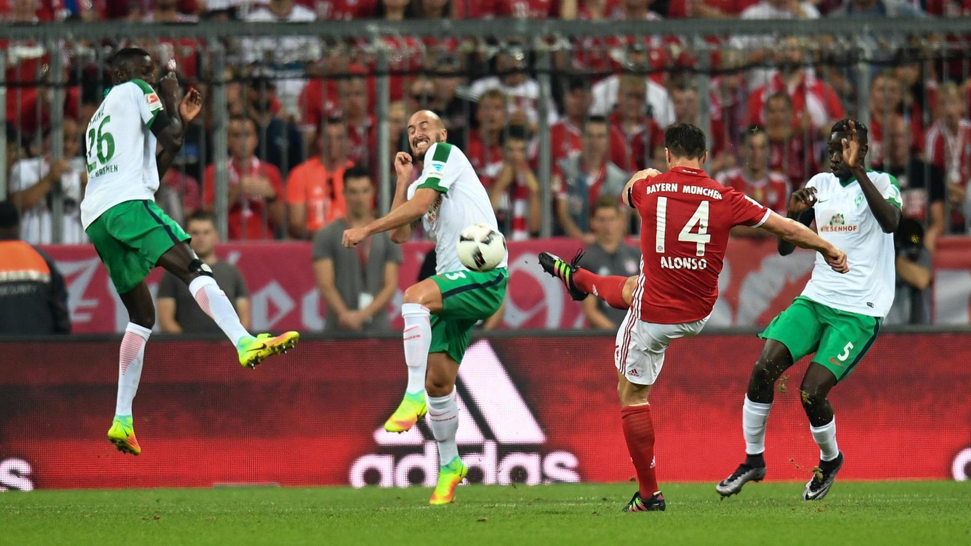Xabi Alonso vom FC Bayern erzielt gegen Werder Bremen in der 9. Minute das erste Tor der neuen Saison 