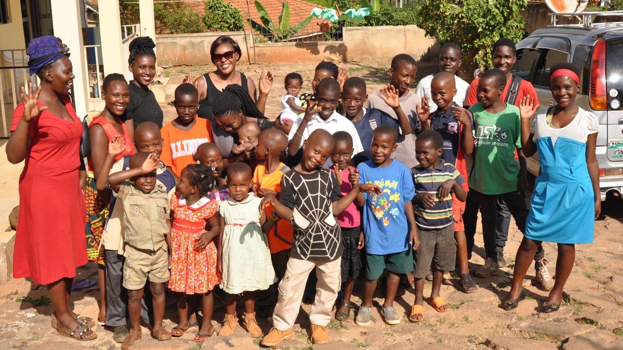 Die Juristin Susan Kigula gründete in Uganda ein Zentrum für Kinder von inhaftierten Frauen. Hier ist sie bei einem Gruppenfoto.
