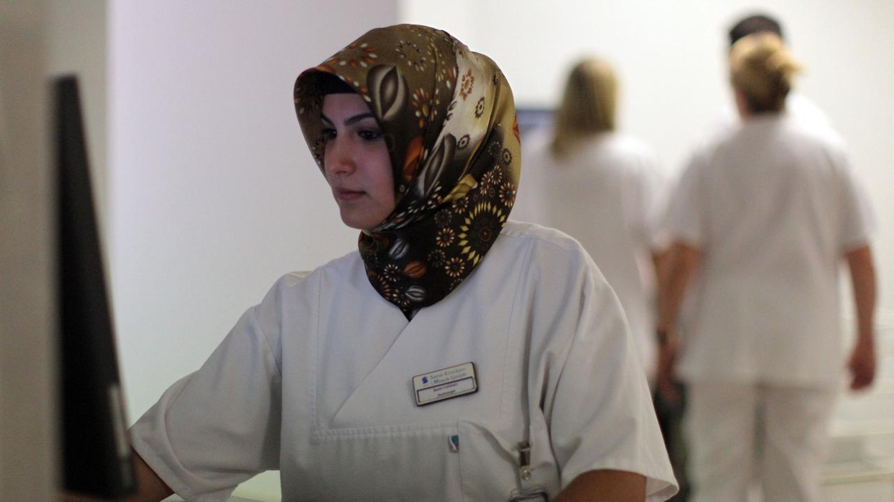 Die Medizinisch-technische Assistentin Betül Caliscan bei ihrer Arbeit in einem Krankenhaus. 