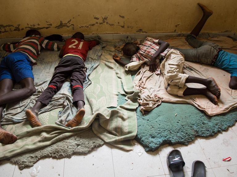 Kinder schlafen im Senegal in einer Daara, einer Koranschule, auf dem Boden. Zehn bis 15 Kinder müssen sich einen Raum teilen.