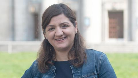 Özlem Alev Demirel, die Spitzenkandidatin der Partei Die Linke bei der Europawahl, spricht bei der Vorstellung der Plakat-Kampagne ihrer Partei