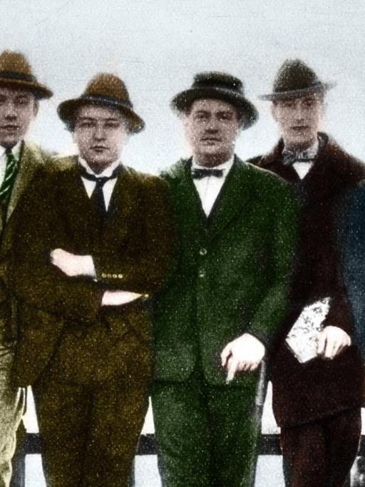 Mitglieder und Freunde der Groupe des Six, fotografiert auf dem Eiffelturm: Germaine Tailleferre, Francis Poulenc, Arthur Honegger, Darius Milhaud, Jean Cocteau und Georges Auric (v.l.n.r.)