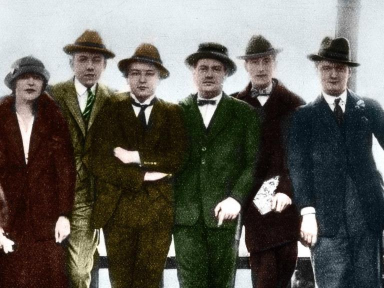 Mitglieder und Freunde der Groupe des Six, fotografiert auf dem Eiffelturm: Germaine Tailleferre, Francis Poulenc, Arthur Honegger, Darius Milhaud, Jean Cocteau und Georges Auric (v.l.n.r.)
