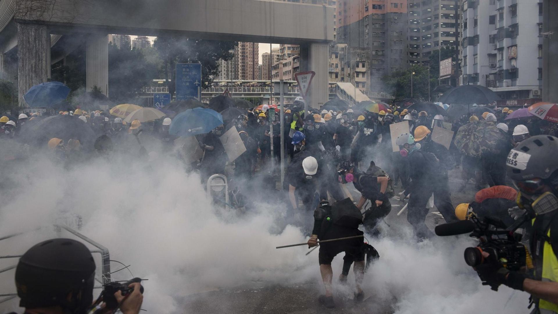 Die Polizei benutzt Tränengas.