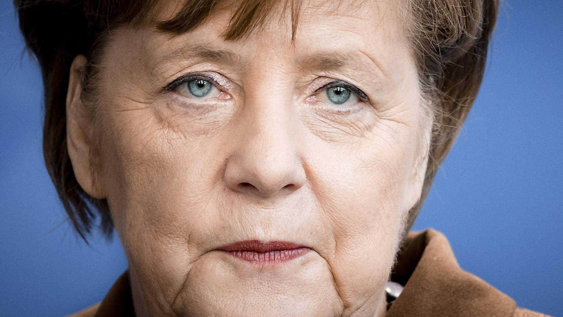 Angela Merkel, Bundeskanzlerin und Vorsitzende der Christlich Demokratischen Union (CDU), äußert sich bei einer Pressekonferenz.