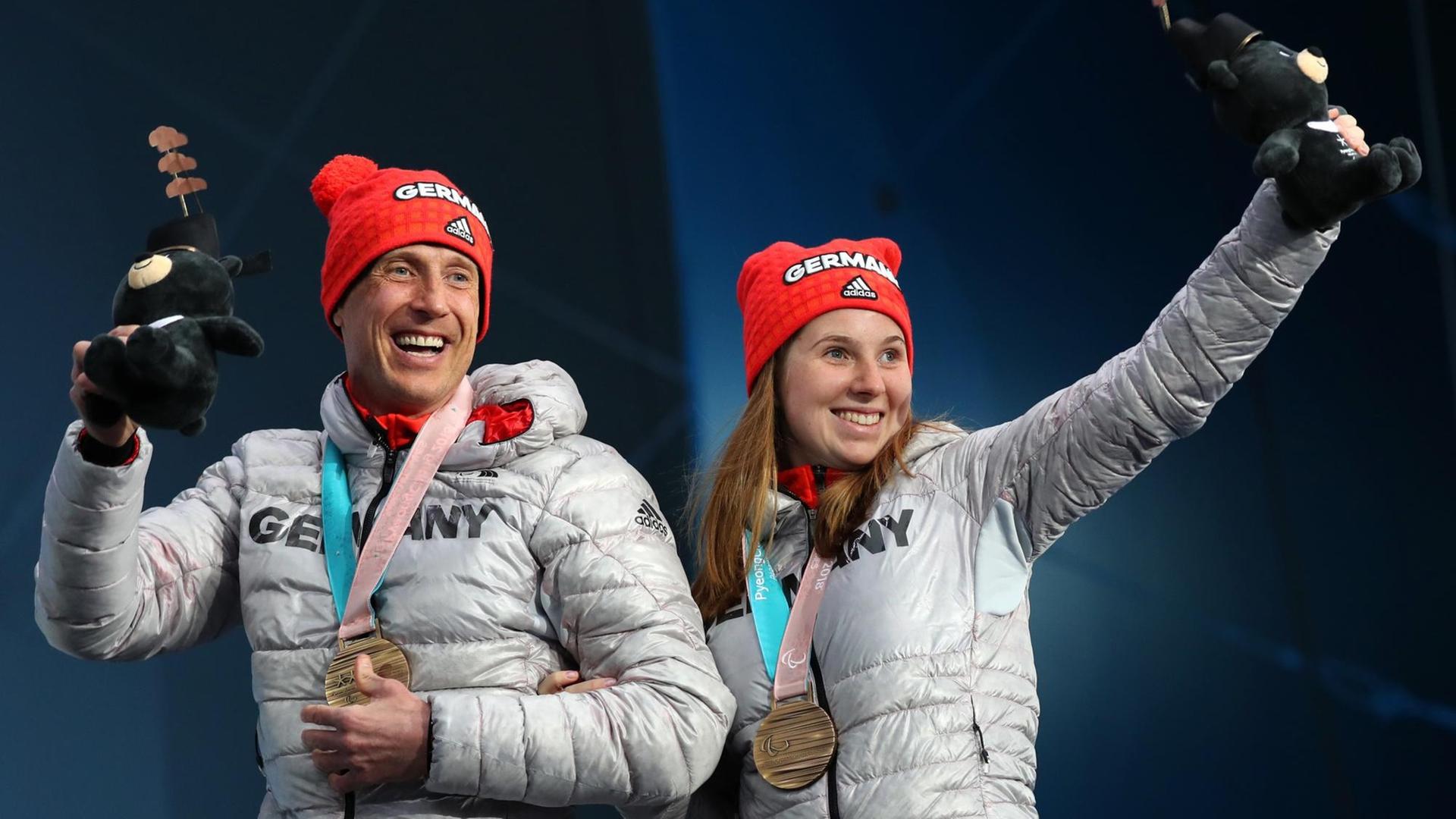 Clara Klug und ihr Guide Martin Härtl aus Deutschland freuen sich über ihre Bronzemedaille im Biathlon 12,5 km Damen, sehbehindert.