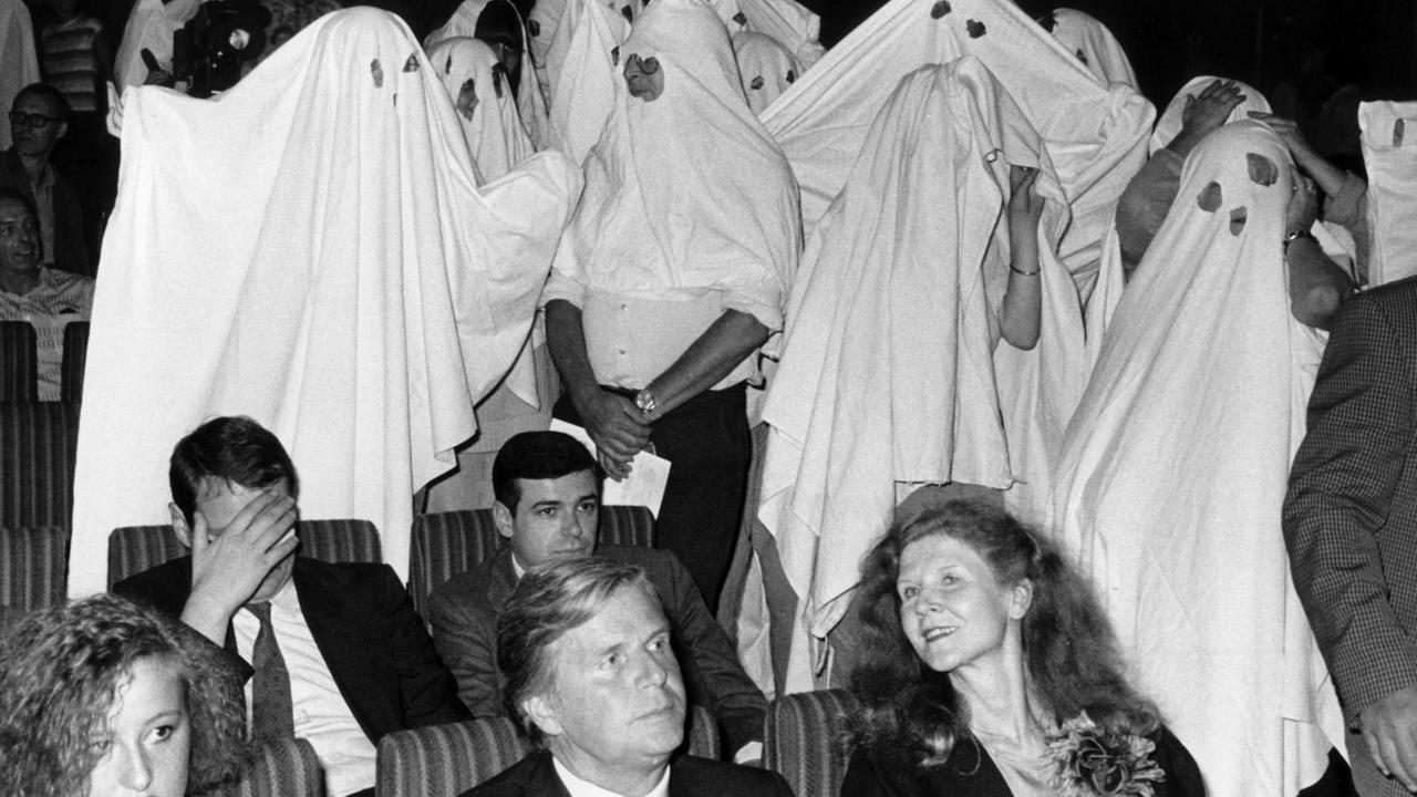 Als Gespenster verkleidet störten rund 20 Personen am 25.06.1983 in Berlin die Rede von Innenminister Friedrich Zimmermann bei der Verleihung der Bundesfilmpreise im Zoopalast. 