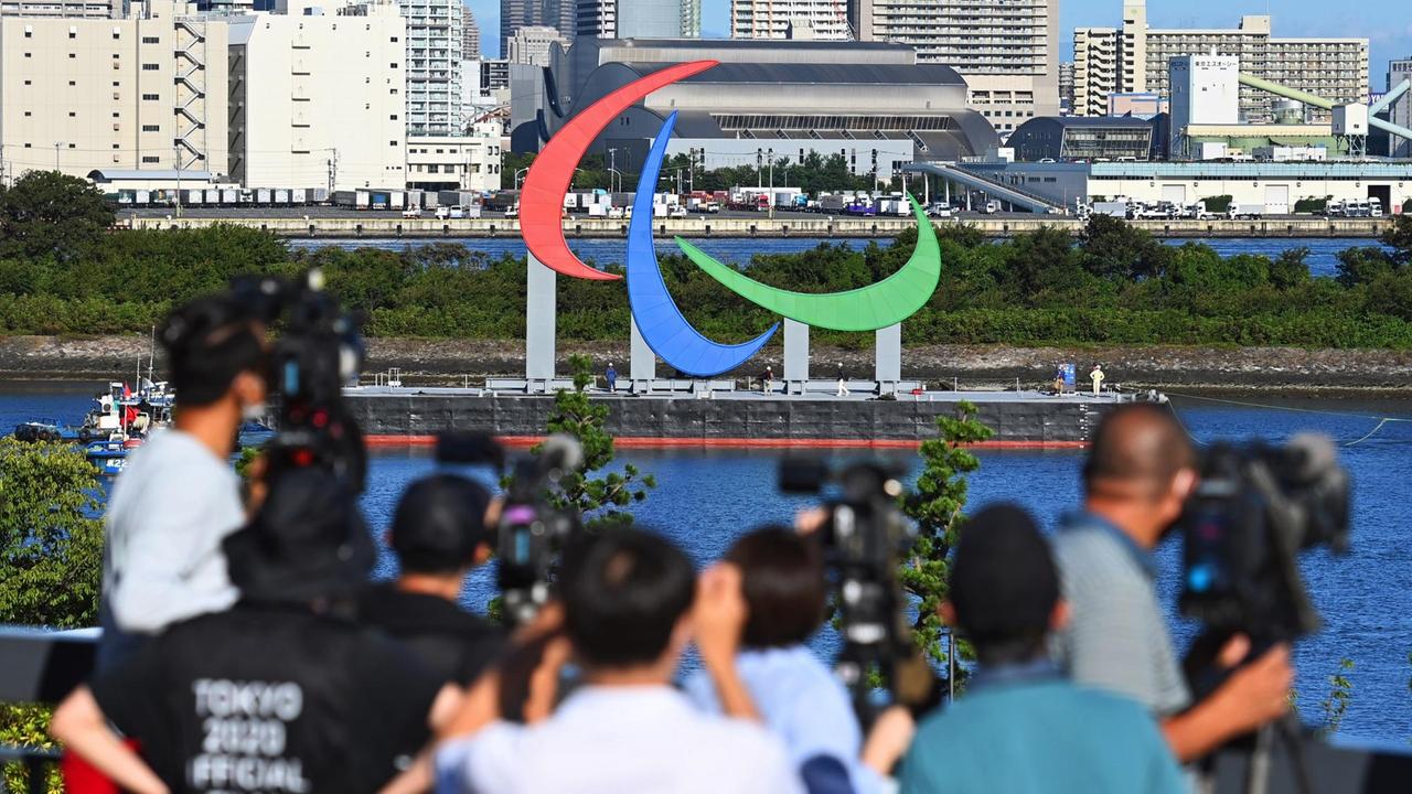 Fernsehkameras zeichnen die Installation des Symbols der Paraplympics auf dem See eines Parks in Tokio auf.