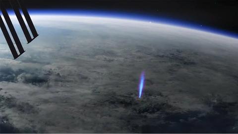 Ein blauer Strahl, aufgenommen von der ISS