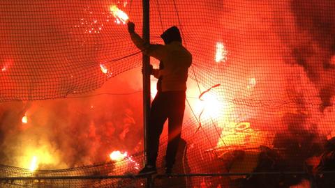 Bengalfeuer bei einem Spiel zwischen Olympiakos Piräus und AEK Athen im Februar 2017.