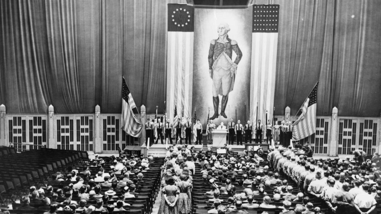 Fritz Kuhn, Führer des Deutsch- Amerikanischen Volksbundes, einer NSDAP-Auslandsorganisation, spricht auf einer Kundgebung in Milwaukee (Wiscon- sin). - Foto, 27. Mai 1938.