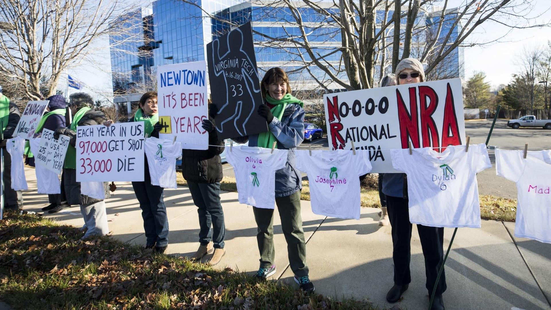 Protest gegen die Waffenorganisation NRA am vierten Jahrestag des Sandy-Hook-Massakers