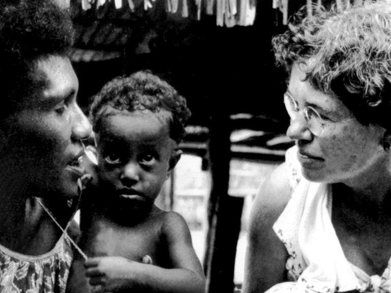 Die amerikanische Anthropologin Margaret Mead (r) spricht 1953 auf den zu Papua-Neuguinea gehörenden Admiralitäts-Inseln mit einer Manus-Mutter und deren Kind. (Aufnahme aus ihrem Buch "New Lives for Old").