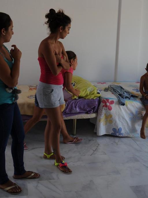 Zwei Frauen beobachten Kinder beim Spielen in Sanlucar de Barrameda bei Cadiz.