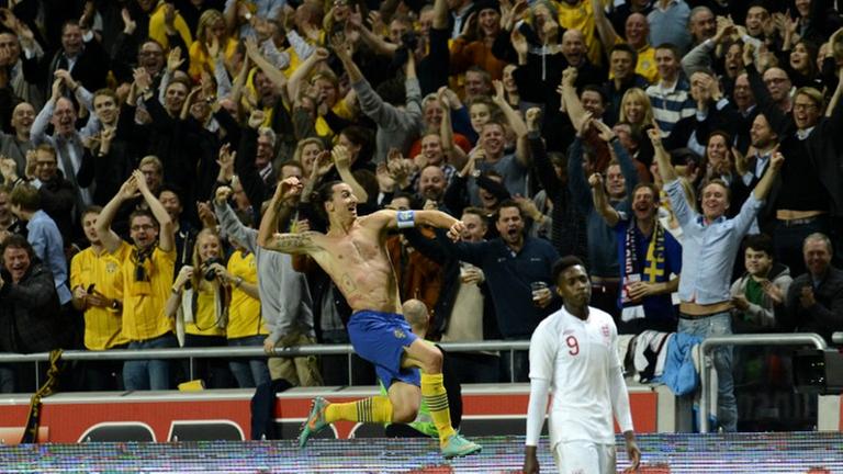Der schwedische Stürmer Zlatan Ibrahimovic jubelt am 14. November 2012 nach einem spektakulären Fallrückzieher. Ibrahimovics Tor gegen England (4:2) ist vom Fußball-Weltverband FIFA zur Wahl für das schönste Tor des Jahres 2013 nominiert worden.