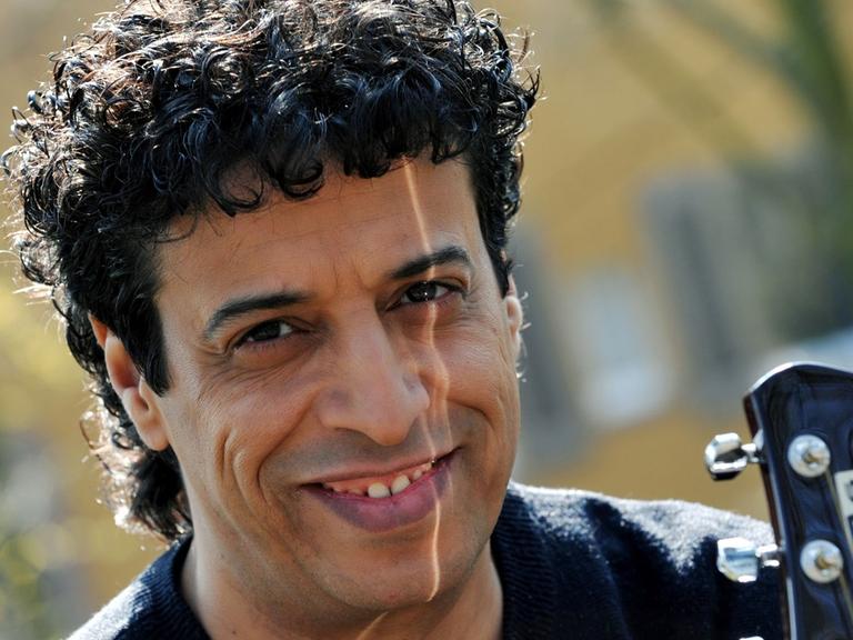 Der algerisch-deutsche Weltmusikers Hamid Baroudi.