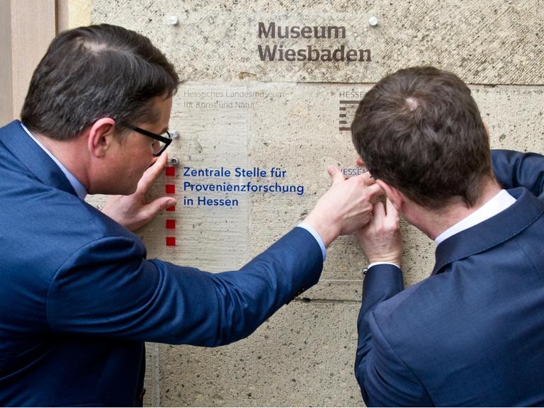 Der hessische Kunst- und Wissenschaftsminister Boris Rhein (CDU, l) eröffnet mit dem Direktor vom Museum Wiesbaden, Alexander Klar (r), die Zentrale Stelle für Provenienzforschung